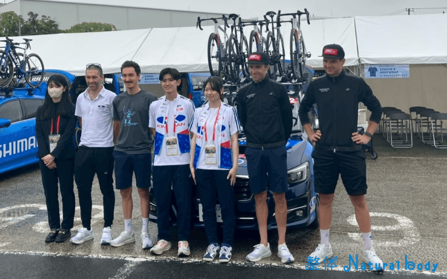 （写真左から）横浜リゾート＆スポーツ専門学校教員、ネイサン・アール選手、ドリュー・モレ選手、横浜リゾート＆スポーツ専門学校学生2名、トマ・ルバ選手、レイン・タラマエ選手）